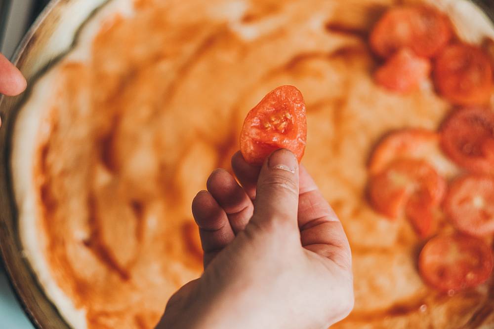 Kompletny przewodnik po przepisach na pizzę, przepis na sos pomidorowy i pomysły na ciasto